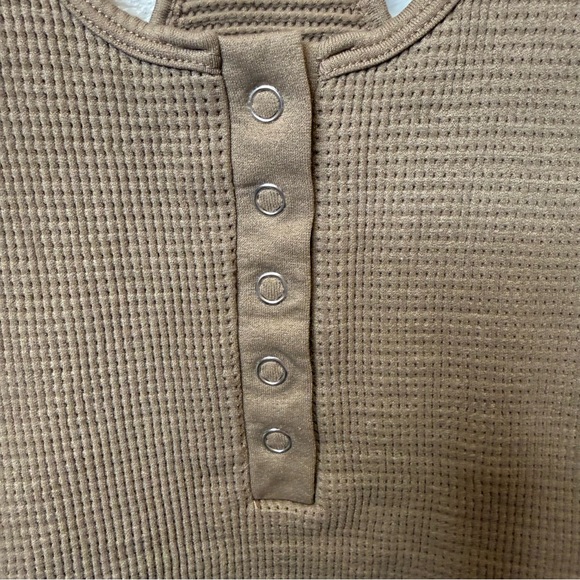 Aura Tan Fitted Body Con Waffle Knit Henley Button Up Cropped Tank Top Size S/M - Picture 2 of 5